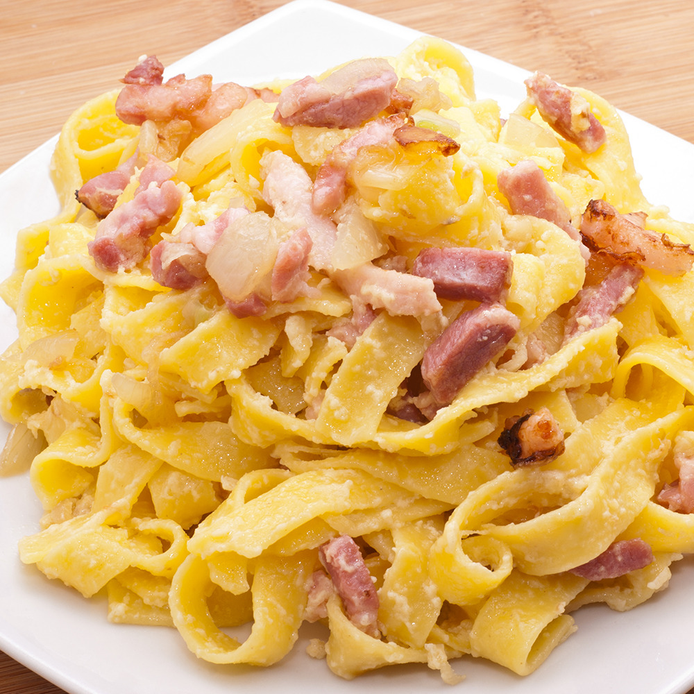 Macarrão ao molho branco com bacon Cofril